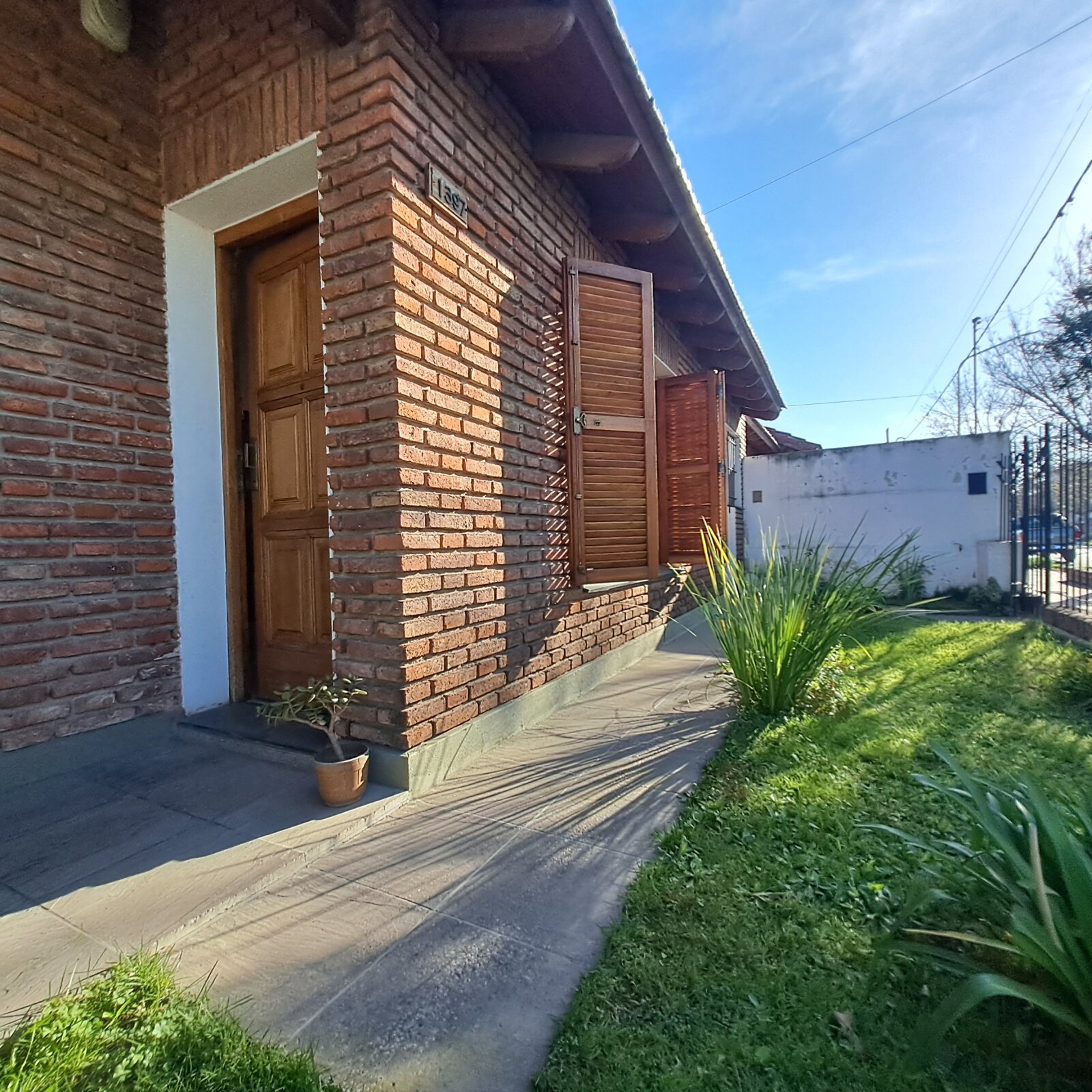 Casa 4 dormitorios con quincho y garage doble — Barrio San Martín — Apto crédito y permuta