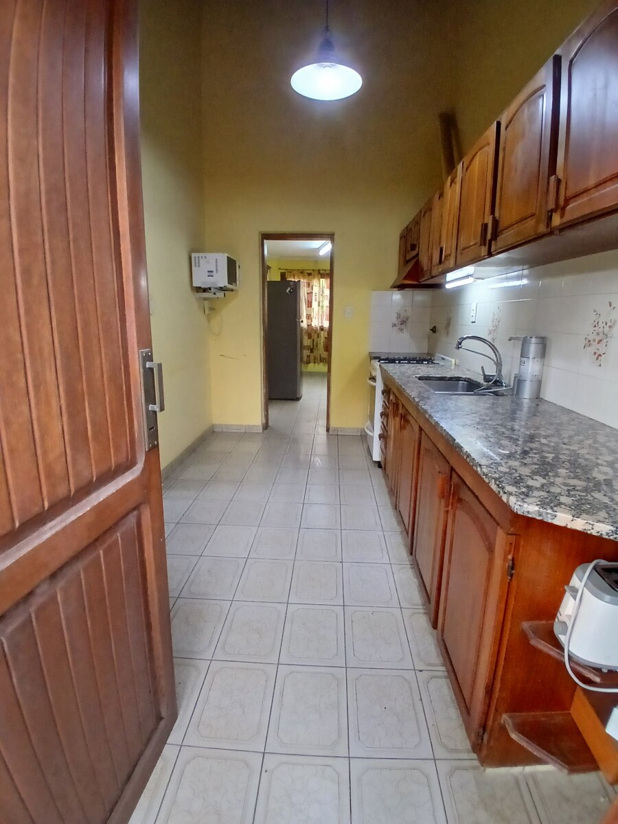 Casa 4 dormitorios con quincho y garage doble — Barrio San Martín — Apto crédito y permuta - 3