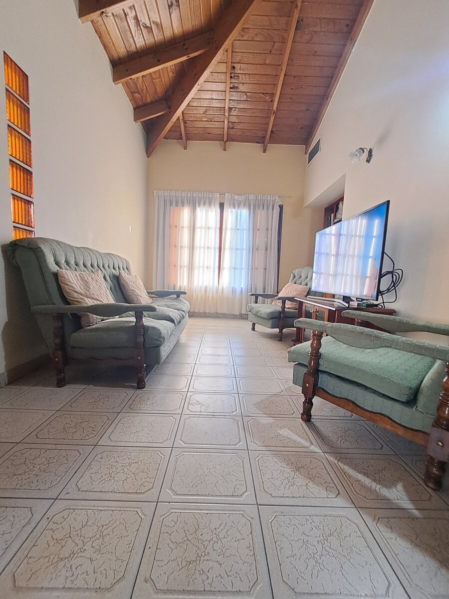 Casa 4 dormitorios con quincho y garage doble — Barrio San Martín — Apto crédito y permuta - 30