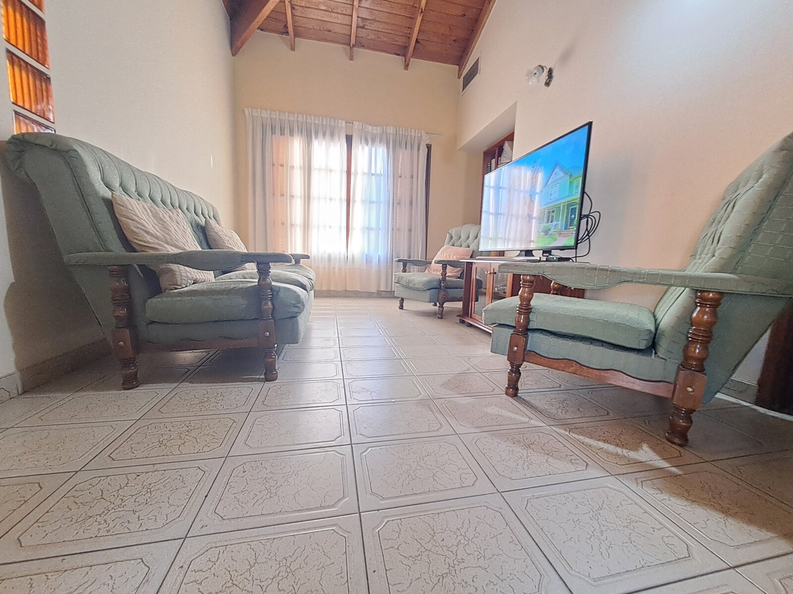 Casa 4 dormitorios con quincho y garage doble — Barrio San Martín — Apto crédito y permuta - 2