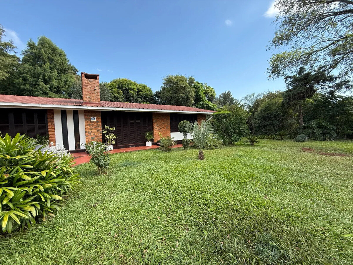 Casa De 3 Dormitorios En Venta En El Centro De La Ciudad De Montecarlo — foto 2