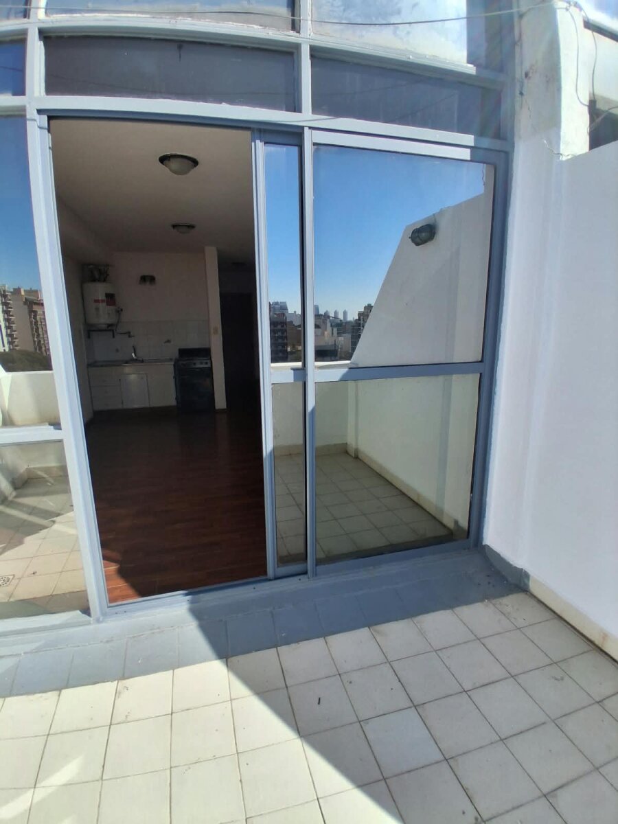 Monoambiente con balcón al frente en alquiler | Alberdi — foto 4