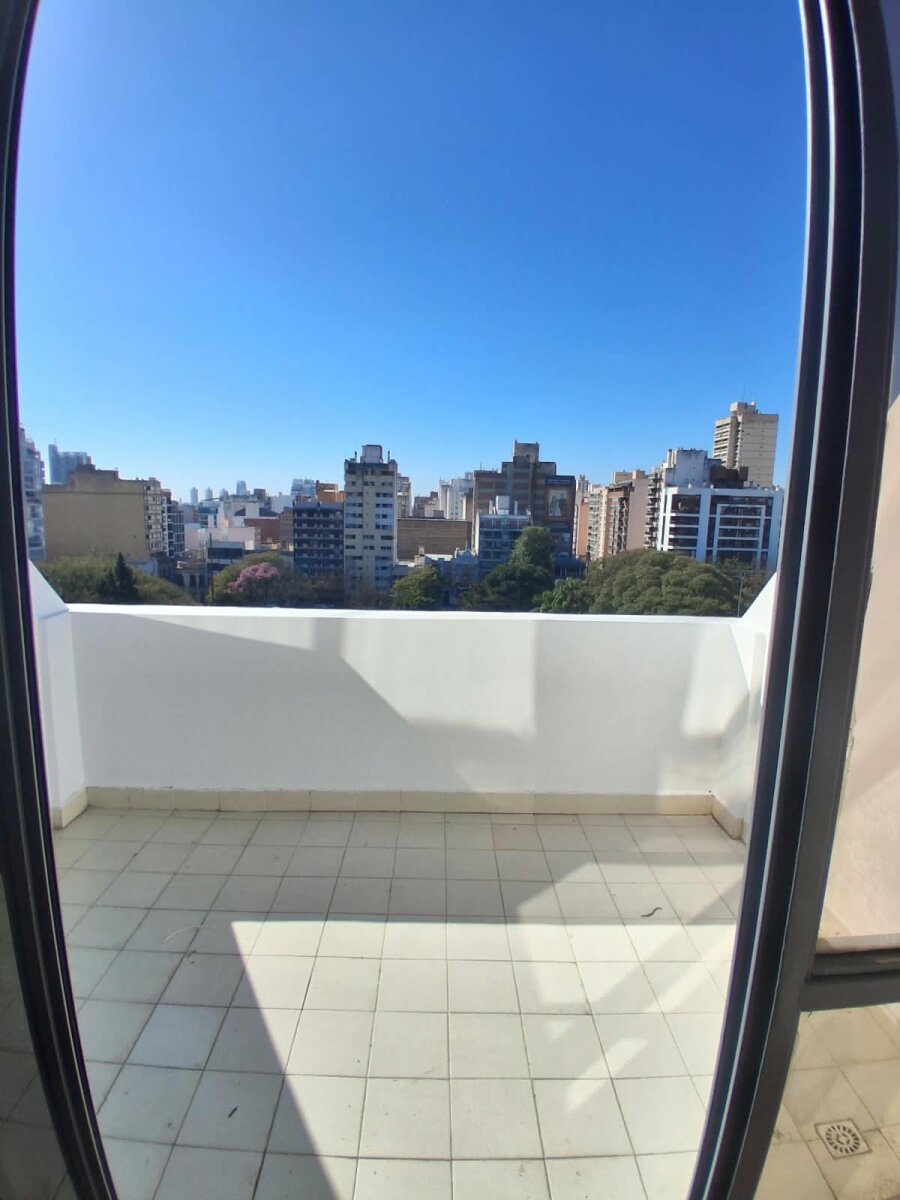 Monoambiente con balcón al frente en alquiler | Alberdi
