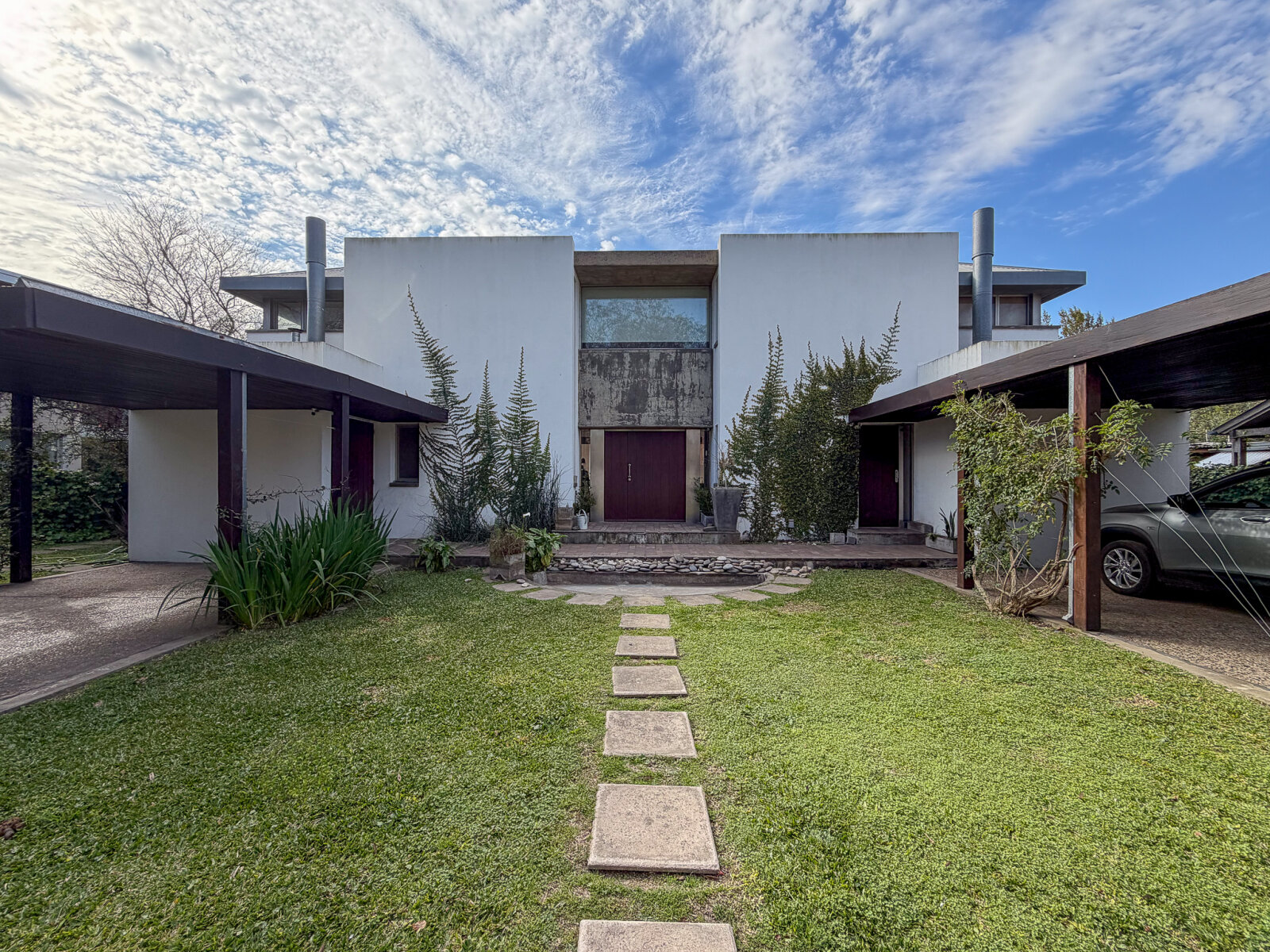 VENTA- CASA DE 4 DORMITORIOS CON CCOCHERA- PILETA-PARRILLERO EN FISHERTON