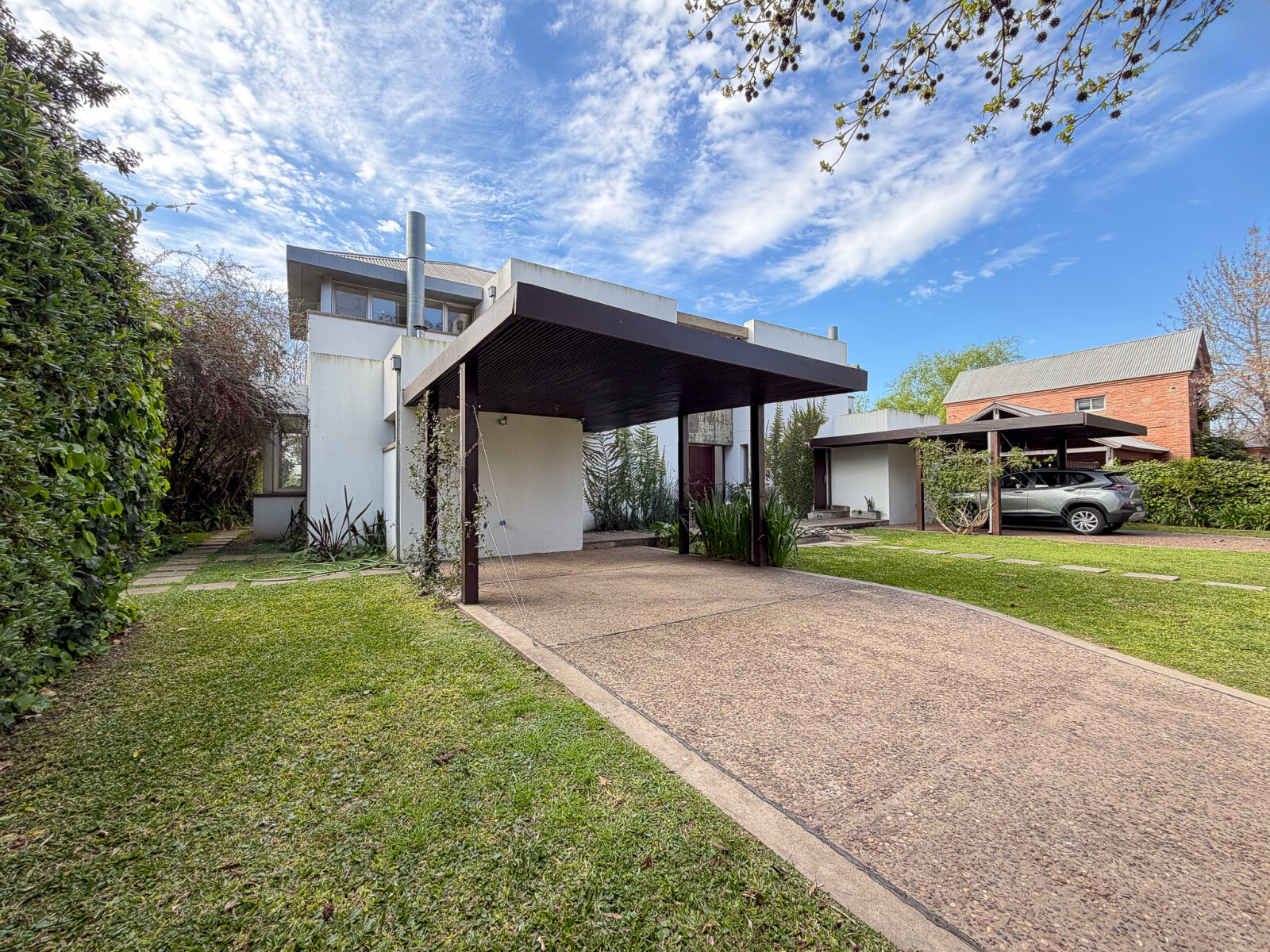 VENTA- CASA DE 4 DORMITORIOS CON CCOCHERA- PILETA-PARRILLERO EN FISHERTON — foto 3