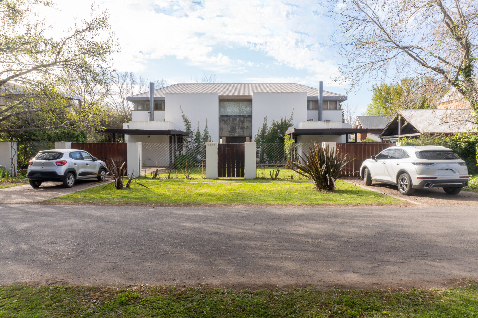 VENTA- CASA DE 4 DORMITORIOS CON CCOCHERA- PILETA-PARRILLERO EN FISHERTON — foto 2