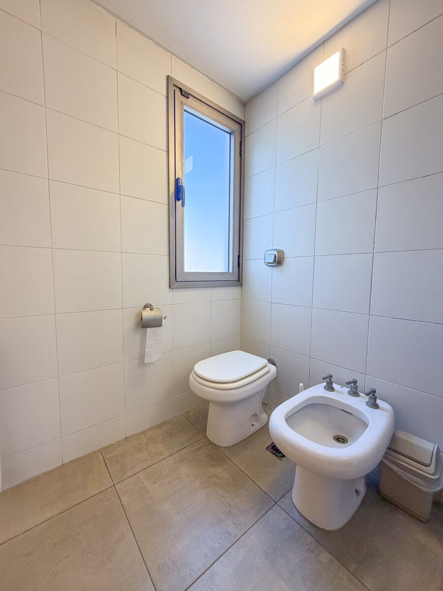 VENTA- CASA DE 4 DORMITORIOS CON CCOCHERA- PILETA-PARRILLERO EN FISHERTON — foto 6