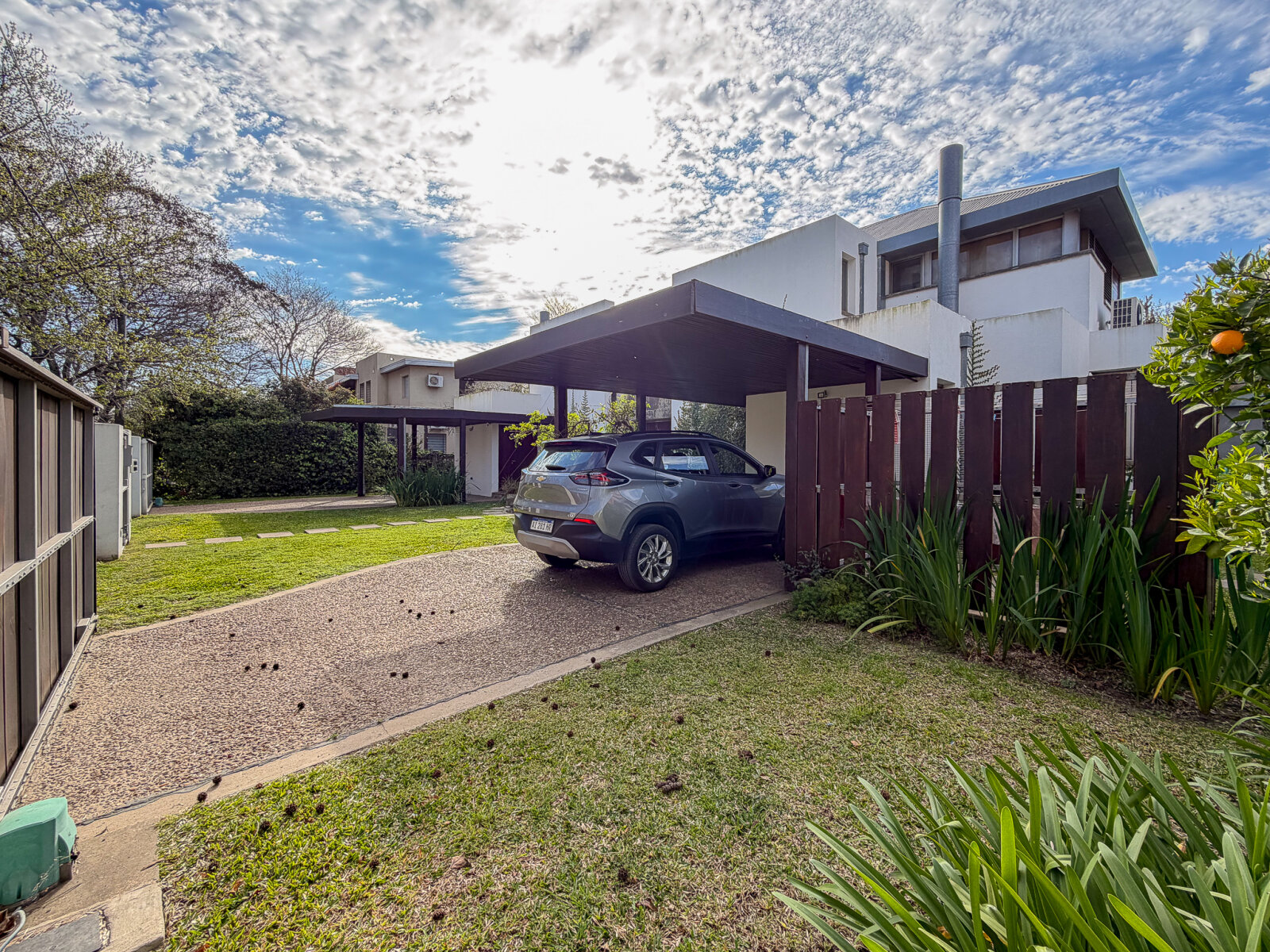 VENTA- CASA DE 4 DORMITORIOS CON CCOCHERA- PILETA-PARRILLERO EN FISHERTON — foto 4