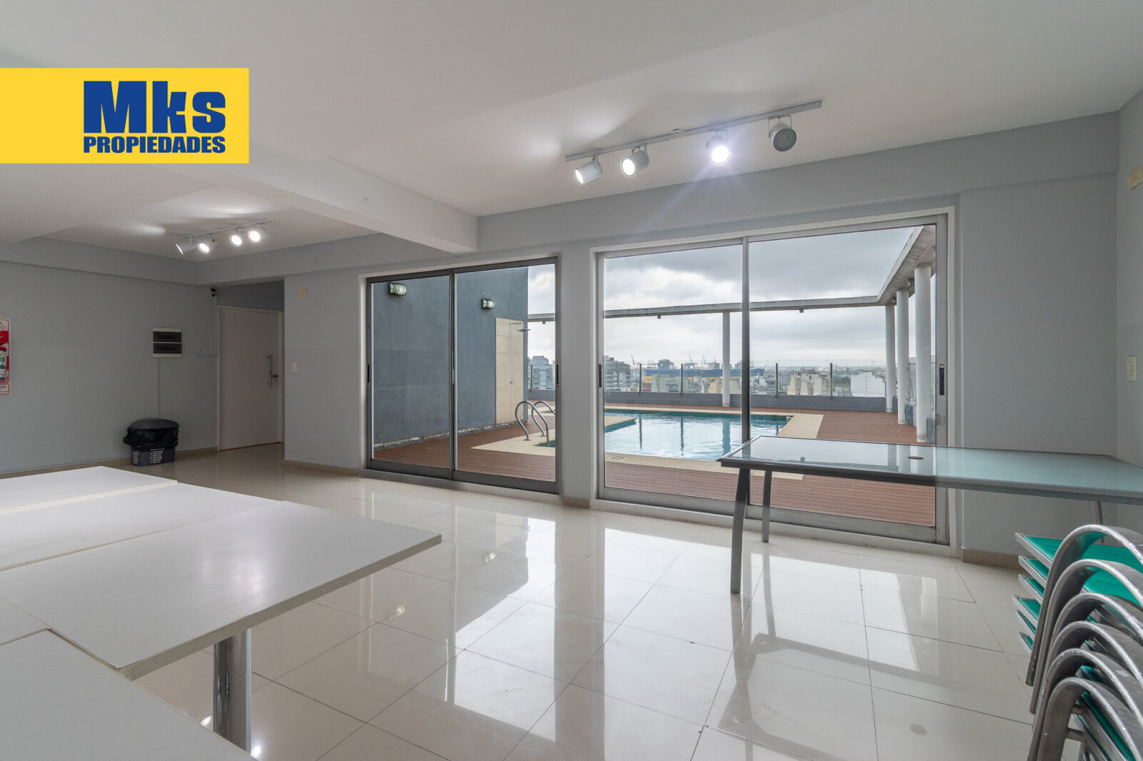 Depto 2 ambientes en venta. Al frente sobre Av Martin Garcia. Piso alto c/ pileta y SUM. - 21
