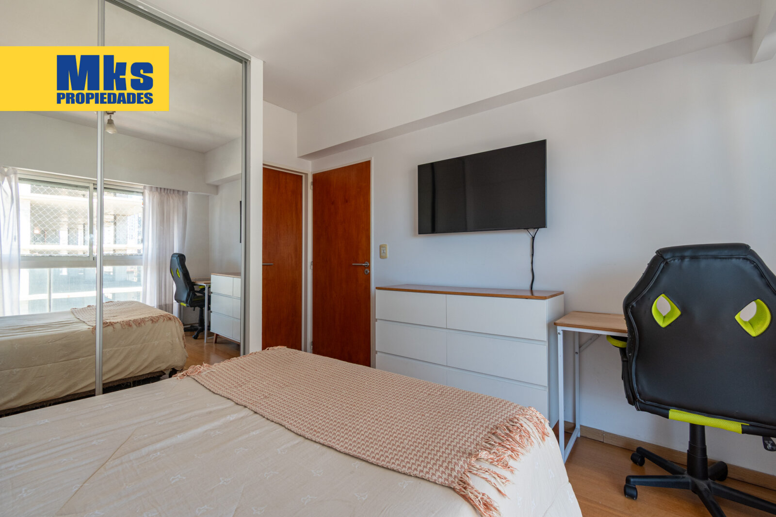 Depto 2 ambientes en venta. Al frente sobre Av Martin Garcia. Piso alto c/ pileta y SUM. - 13
