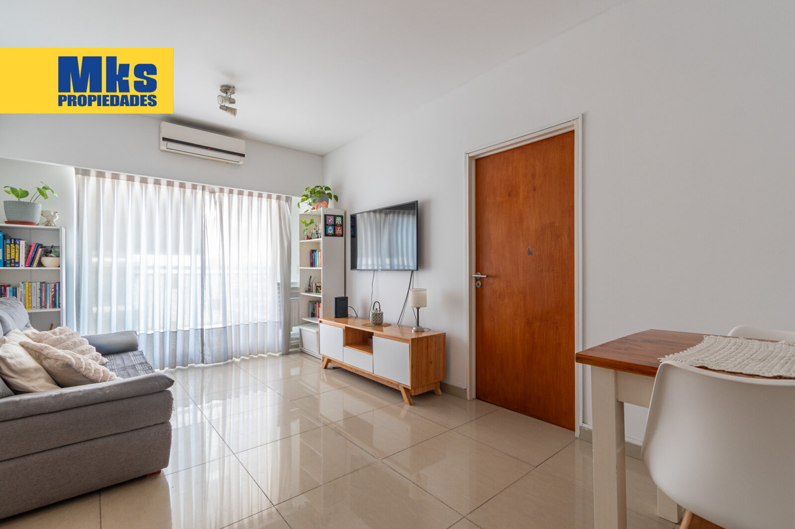 Depto 2 ambientes en venta. Al frente sobre Av Martin Garcia. Piso alto c/ pileta y SUM. - 2