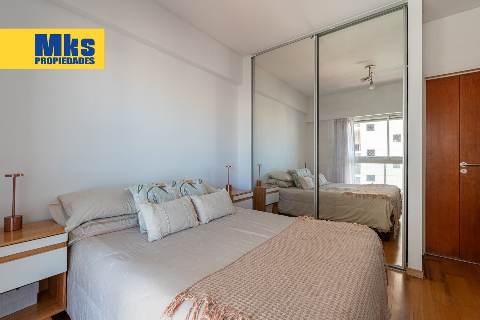 Depto 2 ambientes en venta. Al frente sobre Av Martin Garcia. Piso alto c/ pileta y SUM. - 12