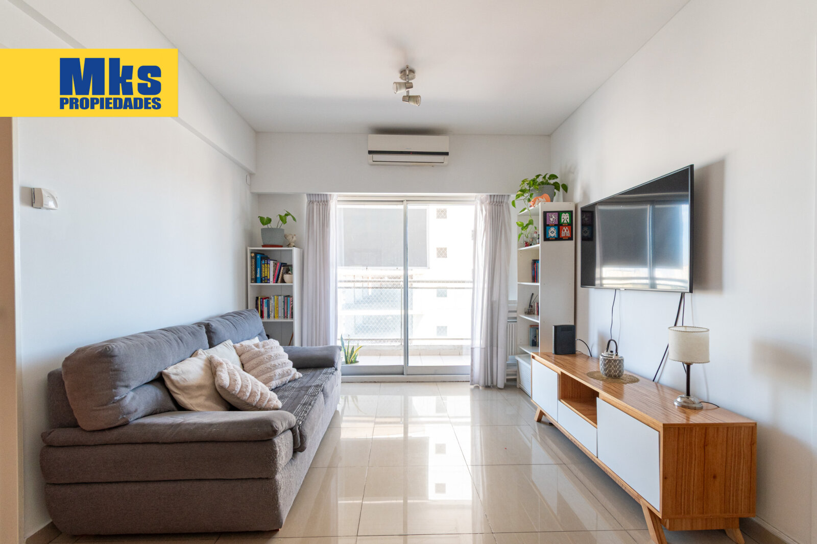 Depto 2 ambientes en venta. Al frente sobre Av Martin Garcia. Piso alto c/ pileta y SUM. - 1