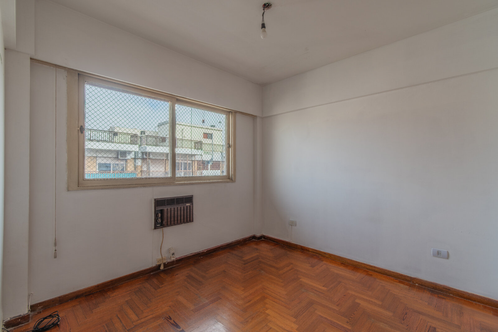 Venta. DEPTO 3 Amb c/ Dependencia. COCHERA CUBIERTA. Balcón corrido. Luminoso. Piso alto. Villa del Parque - 27