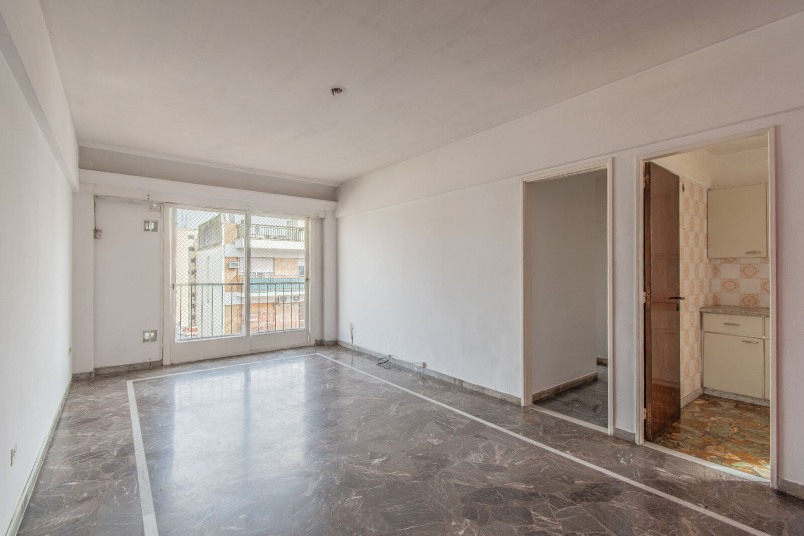 Venta. DEPTO 3 Amb c/ Dependencia. COCHERA CUBIERTA. Balcón corrido. Luminoso. Piso alto. Villa del Parque - 3