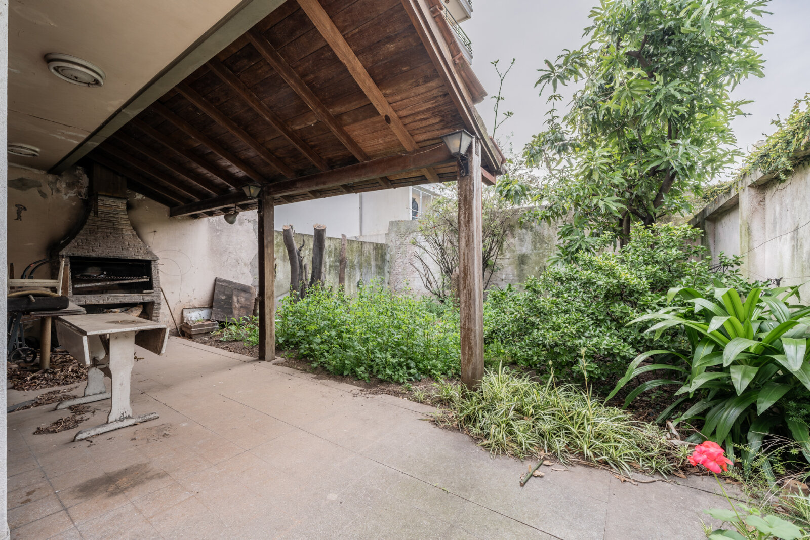 Casa de 6 ambientes con jardín, galería, terraza y cochera - 35