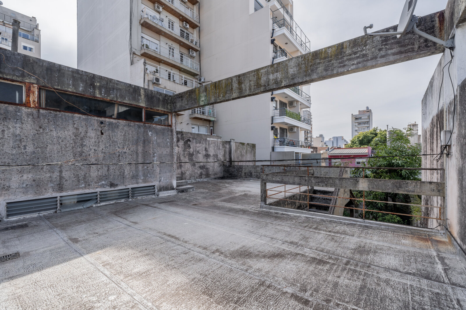 Casa de 6 ambientes con jardín, galería, terraza y cochera - 36