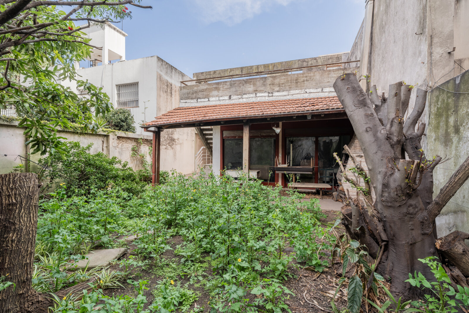 Casa de 6 ambientes con jardín, galería, terraza y cochera - 2