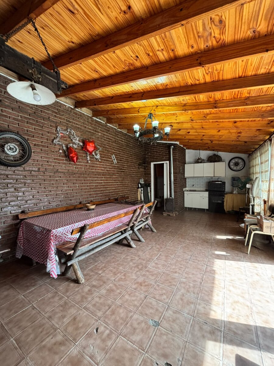 Casa con 3 habitaciones, quincho y pileta en venta en Ramos Mejía - 46