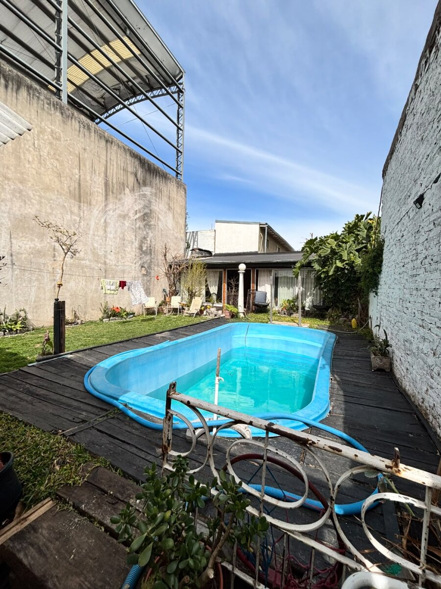 Casa con 3 habitaciones, quincho y pileta en venta en Ramos Mejía - 41