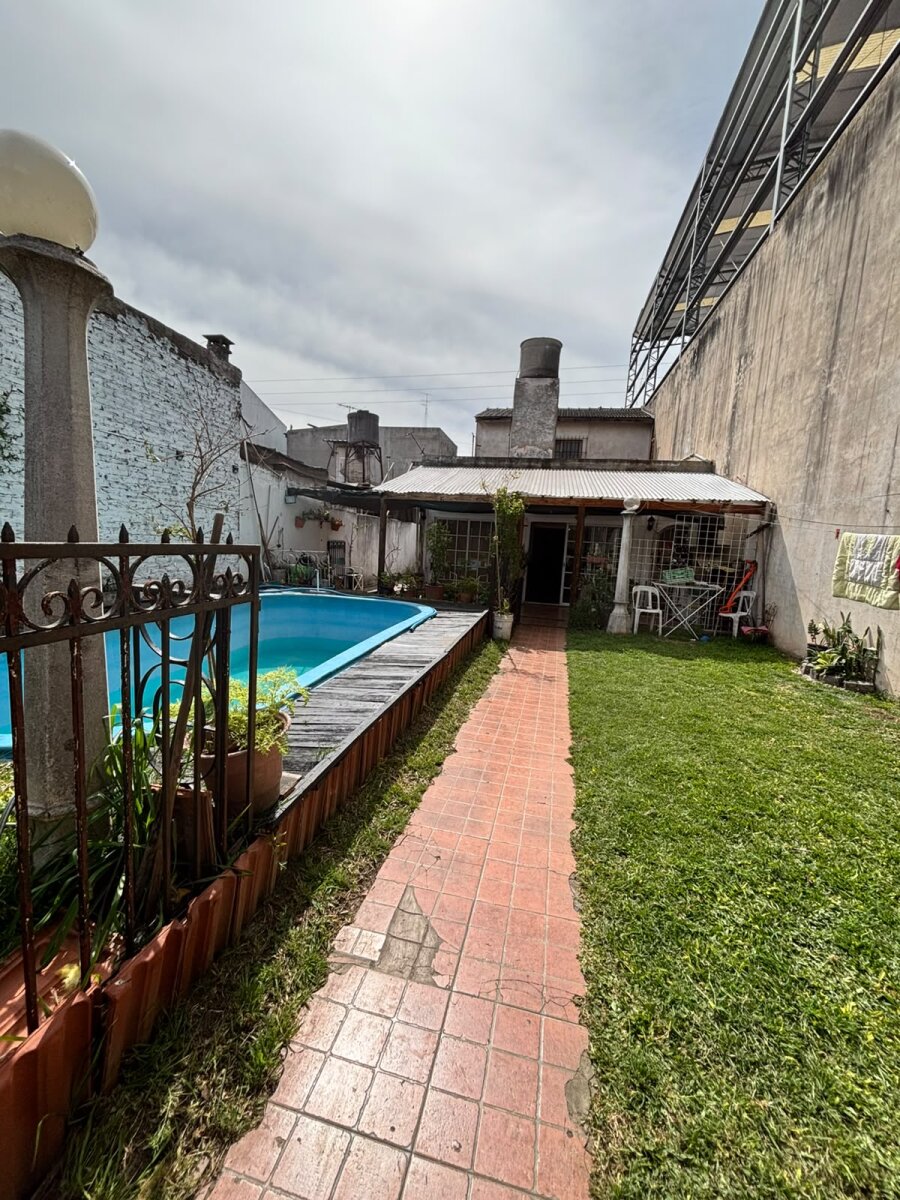 Casa con 3 habitaciones, quincho y pileta en venta en Ramos Mejía - 42