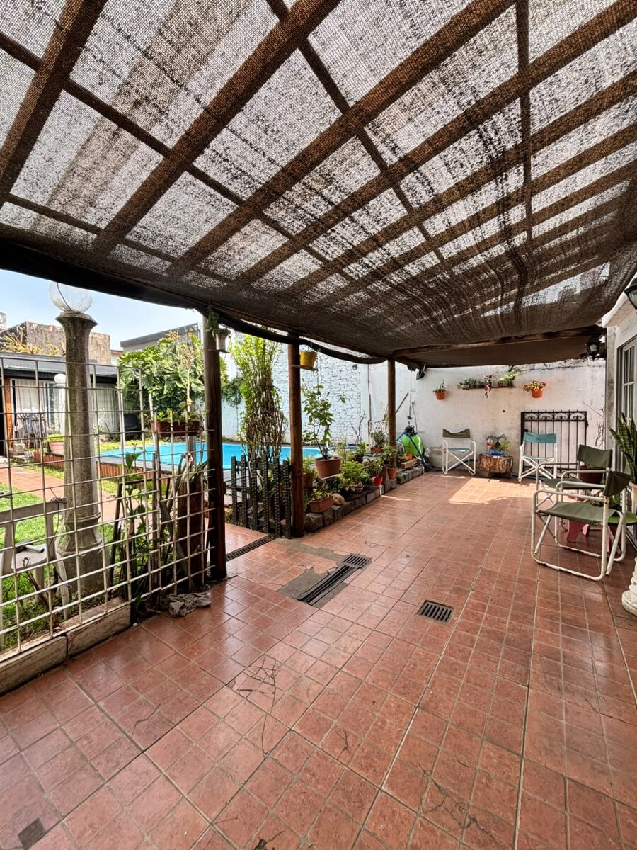 Casa con 3 habitaciones, quincho y pileta en venta en Ramos Mejía - 36