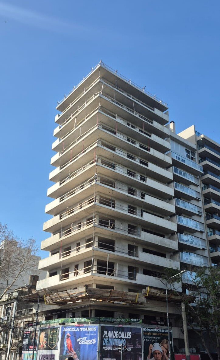 Av. Pellegrini 2692 - 7