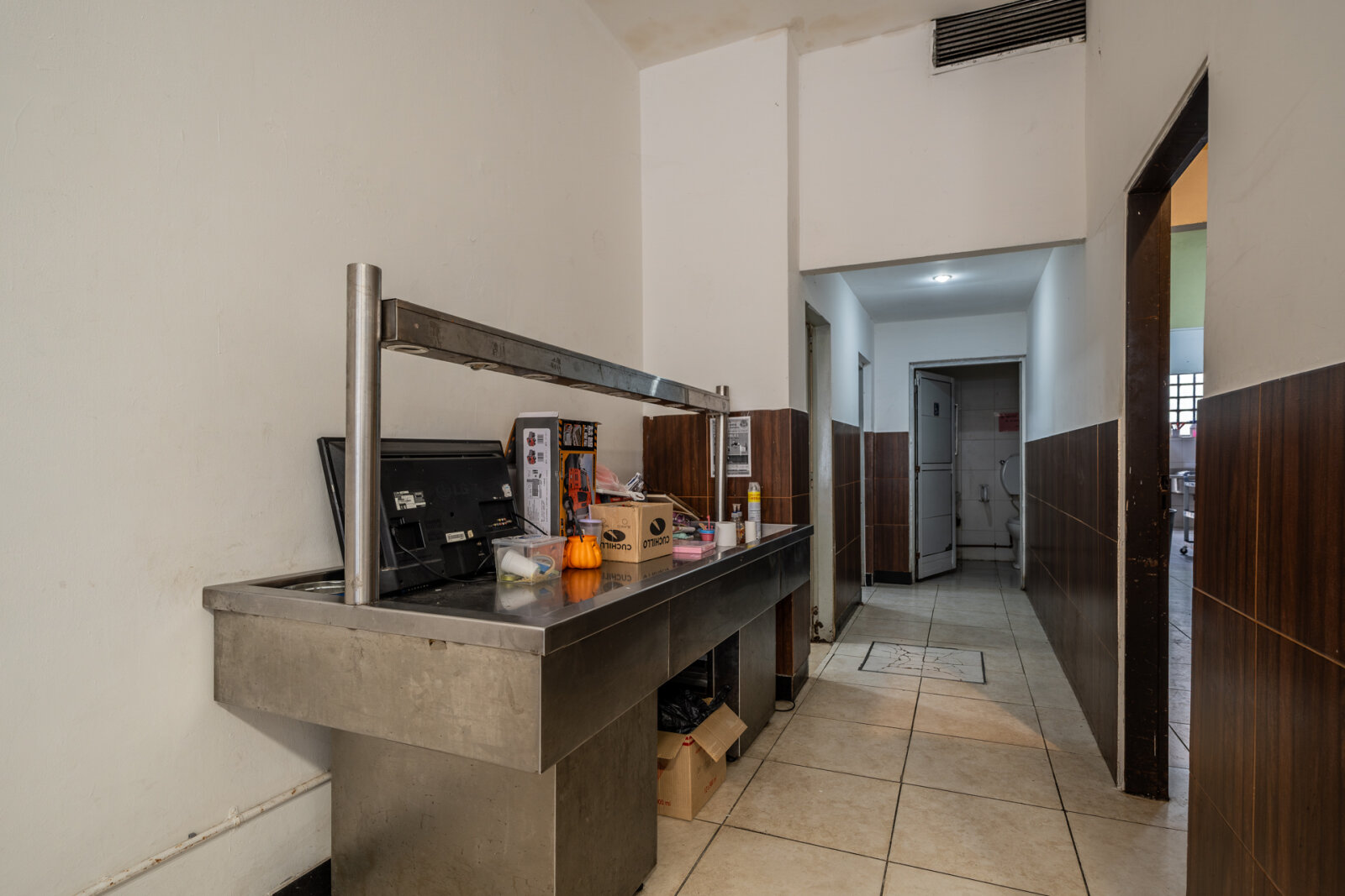 LOCAL COMERCIAL GASTRONOMICO - 7m x 31m - Vidriera - 14