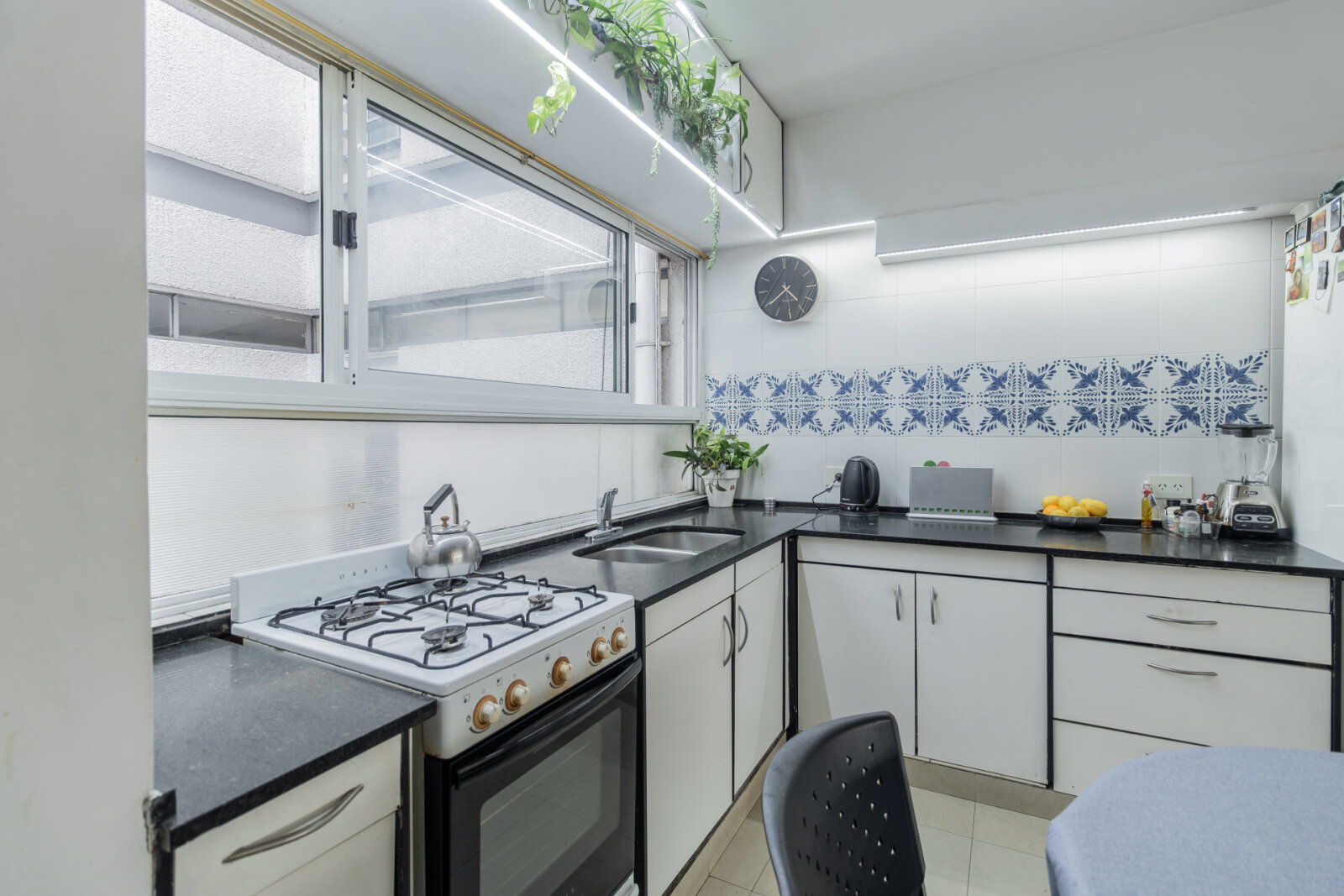 Departamento tipo Duplex de 4 ambientes al contrafrente sobre avenida Salvador M. del Carril - Devoto - 16