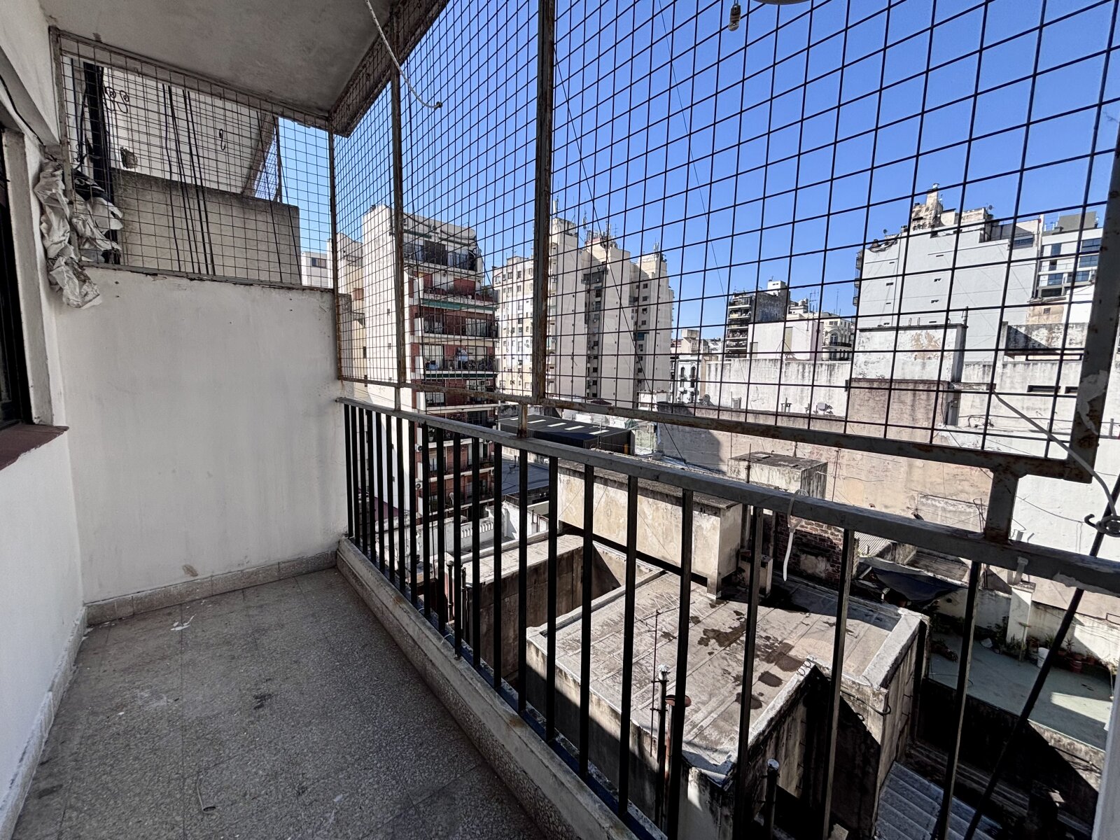 2 ambientes. Luminoso con Balcón y Lavadero - Piso 7 Vista Abierta - A pasos de Av. Corrientes - Subte B Pasteur - APTO CRÉDITO — foto 3
