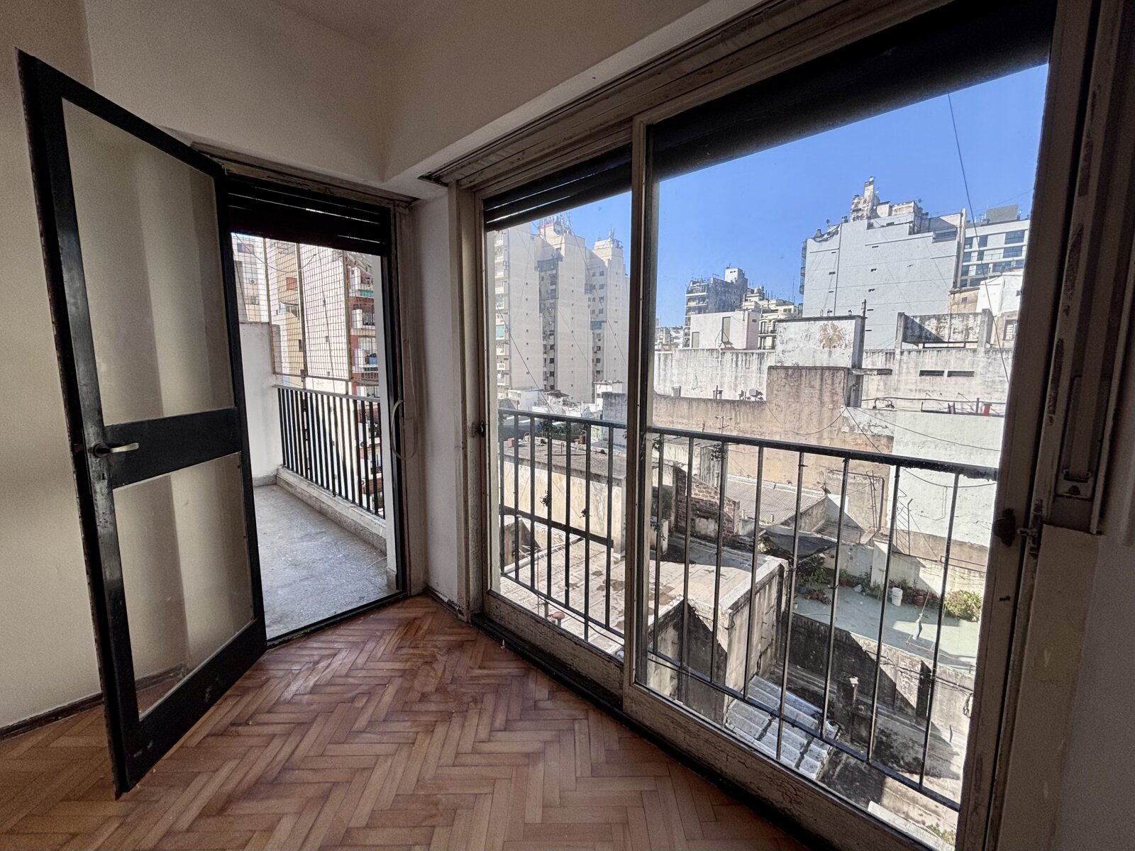 2 ambientes. Luminoso con Balcón y Lavadero - Piso 7 Vista Abierta - A pasos de Av. Corrientes - Subte B Pasteur - APTO CRÉDITO — foto 2
