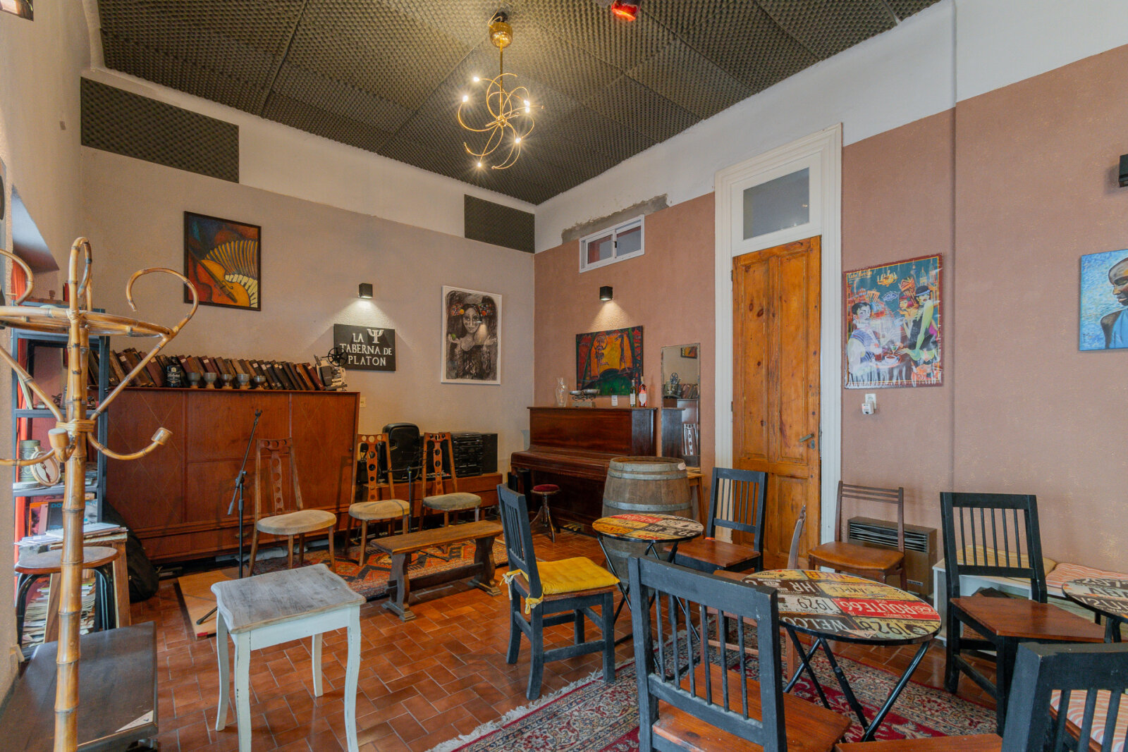 Venta. PH 5 ambientes con entrada independiente. local. Expensas bajas. Patio. Almagro - 30