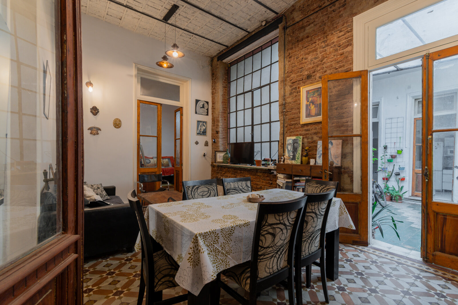 Venta. PH 5 ambientes con entrada independiente. local. Expensas bajas. Patio. Almagro - 15