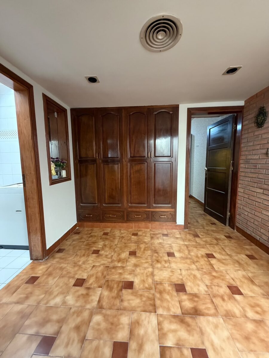 Hermosa Casa en Venta, B° Rosedal, terreno amplio. - Imagen 11