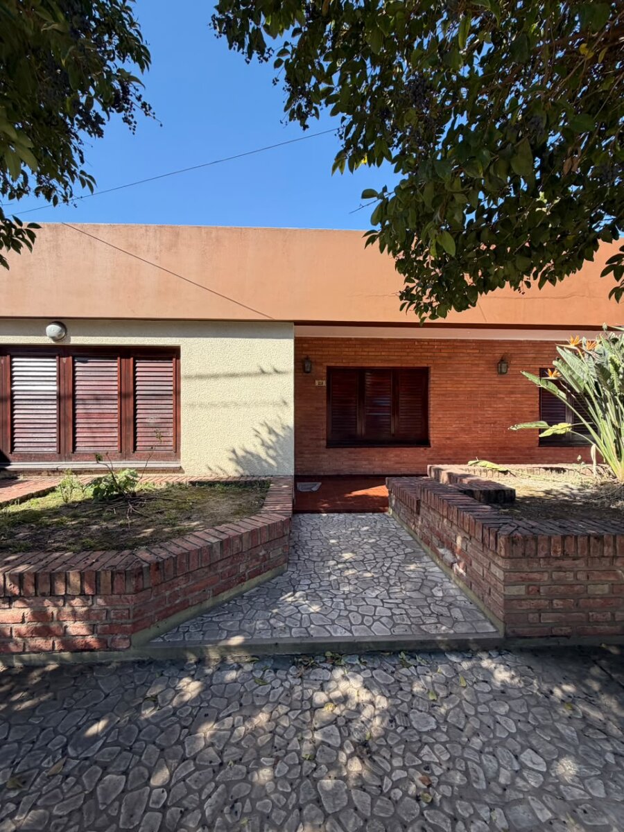 Hermosa Casa en Venta, B° Rosedal, terreno amplio. - Imagen 2