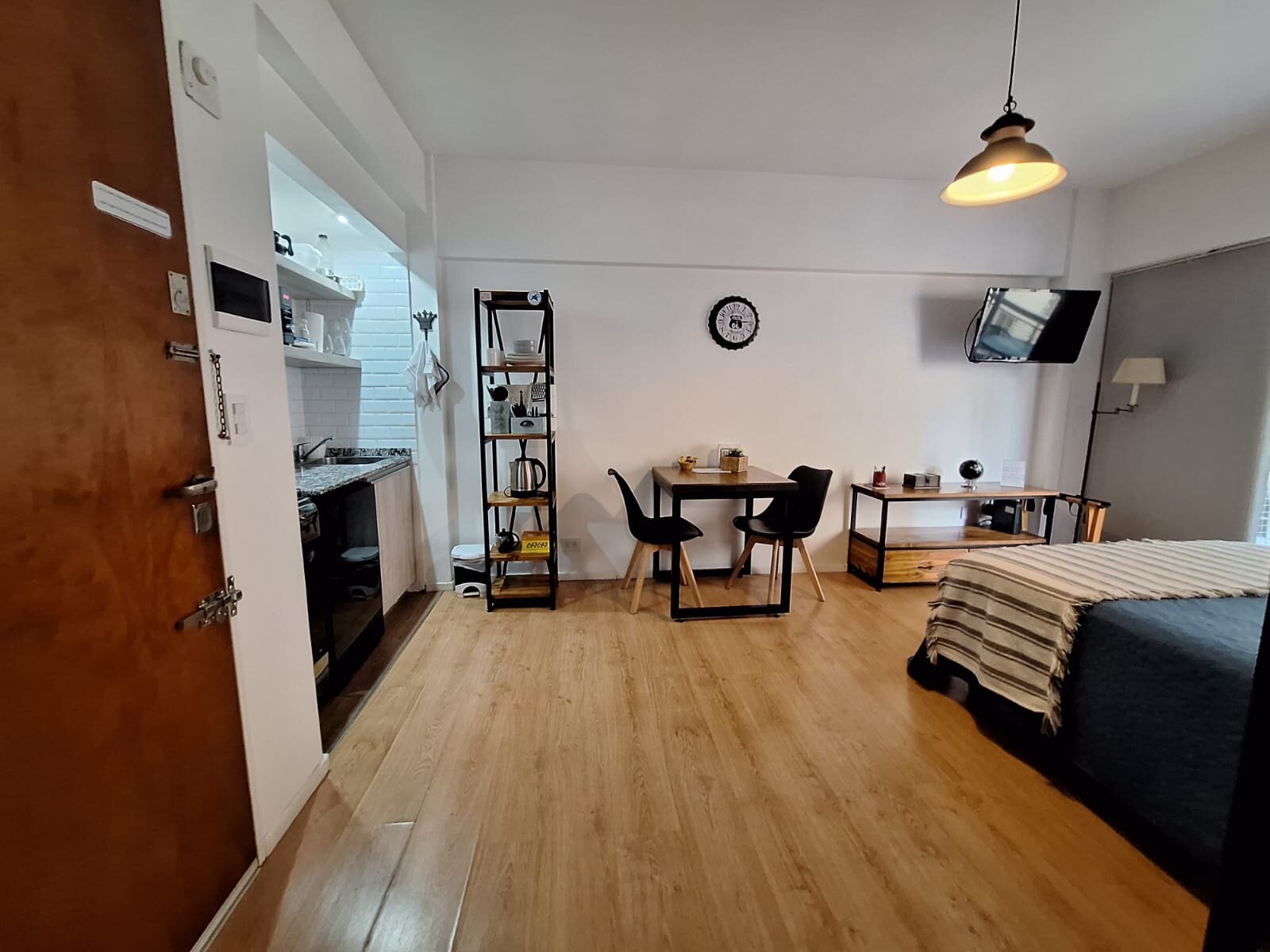Barrio Norte, Uruguay y M.T.de Alvear, 1 amb, 35m2, u$s 450 + expensas ( $200,000) + servicios. 12-10-26 — foto 3