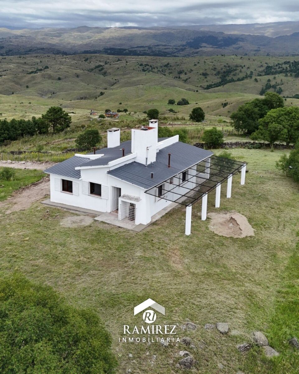 CASA EN VENTA - EN VILLA YACANTO DE CALAMUCHITA - (COD163)