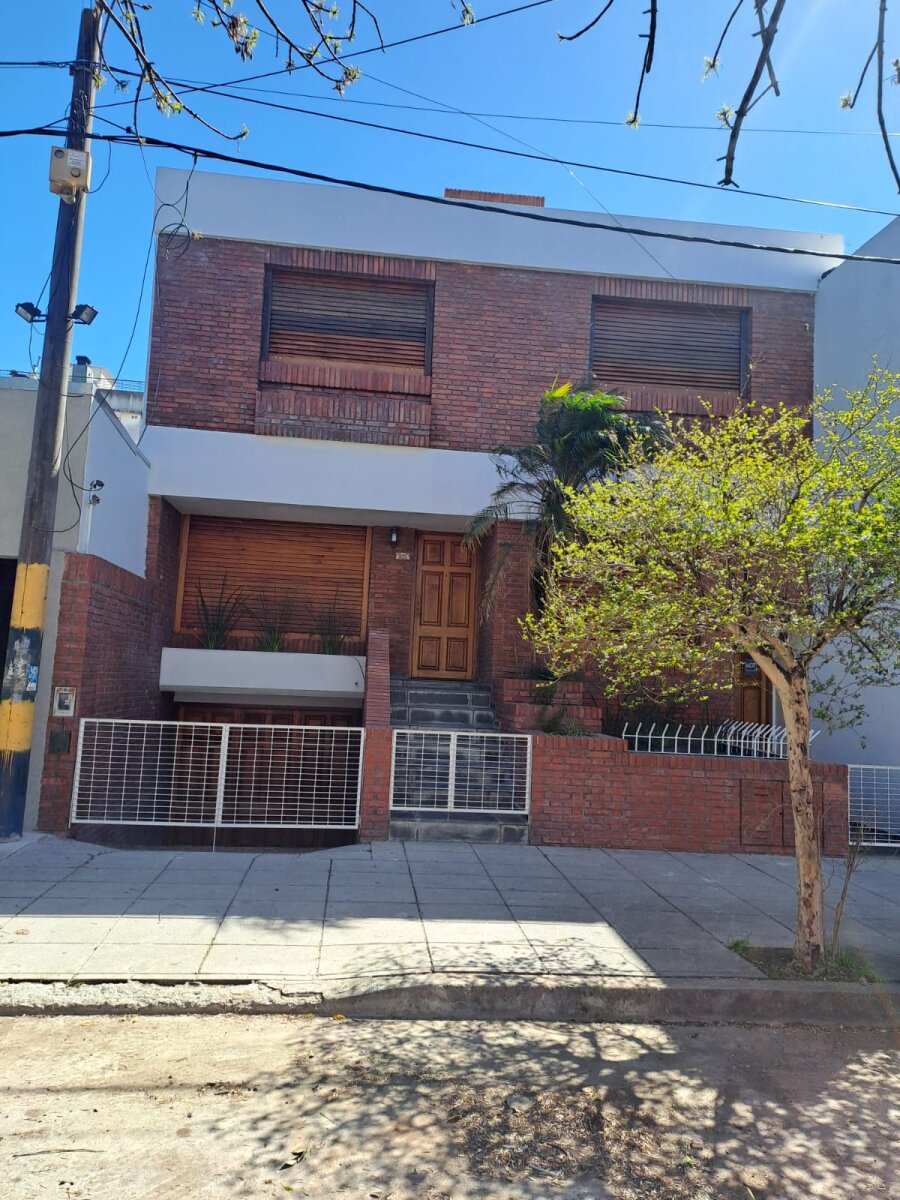 Casa de 3 dormitorios ,comodin, patio, quincho, cochera doble. Del Valle de Ibearlucea 640 — foto 2