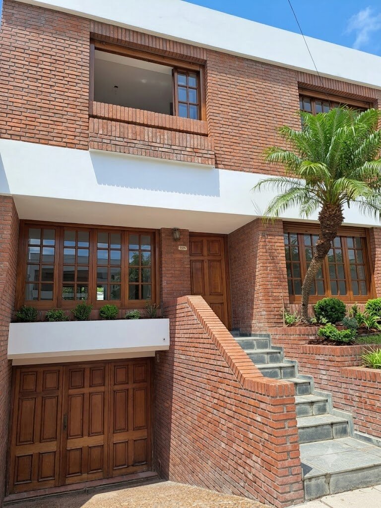 Casa de 3 dormitorios ,comodin, patio, quincho, cochera doble. Del Valle de Ibearlucea 640