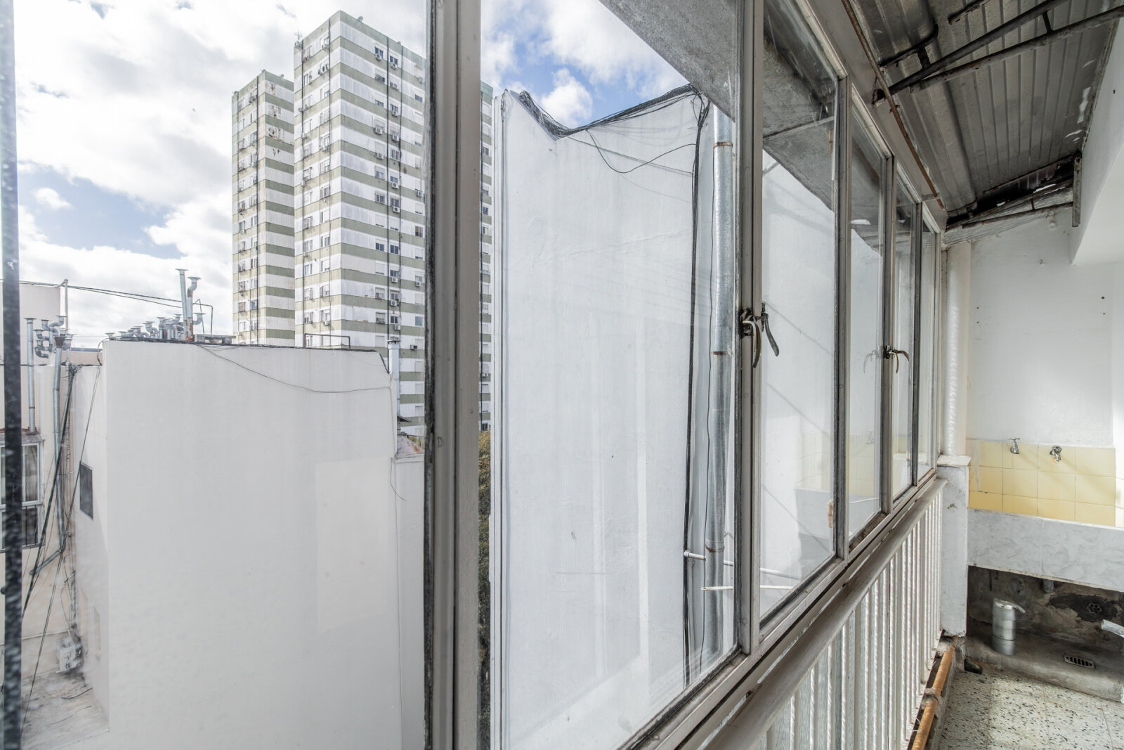 Departamento tres ambientes al frente con balcón — foto 6