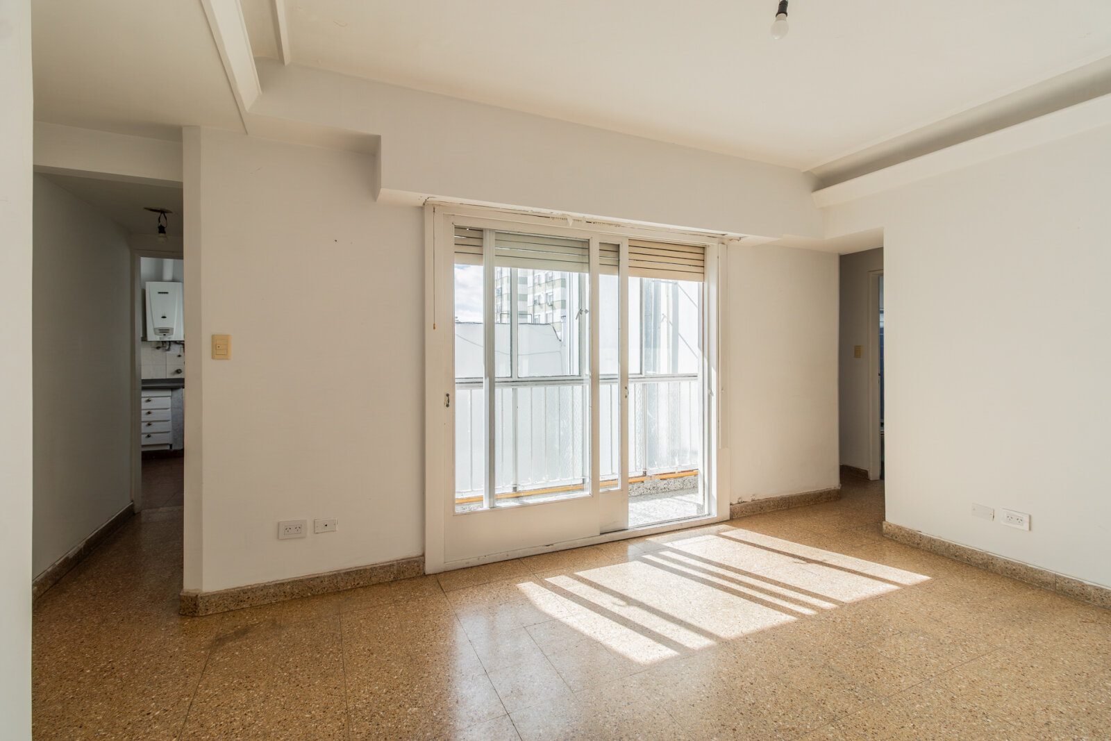Departamento tres ambientes al frente con balcón — foto 3