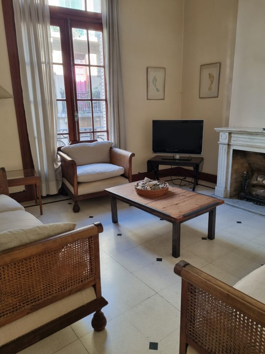 Retiro, Pasaje Tres Sargentos 300, piso 3, frente, 3 amb, 84m2, u$s 1,500 + luz + gas + internet.