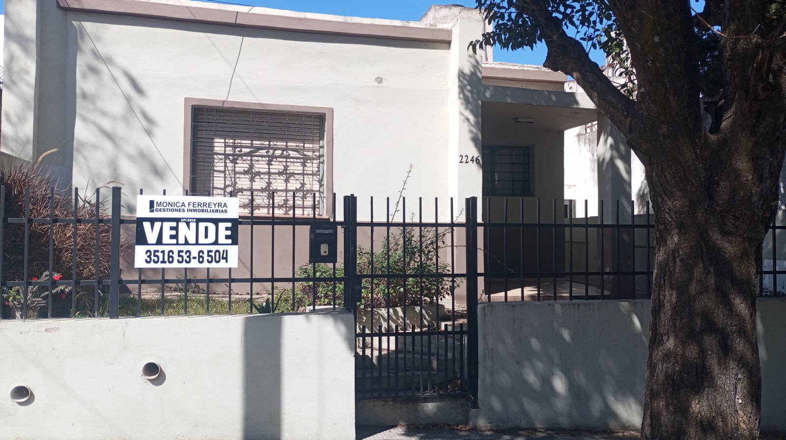 Oportunidad, casa en venta, 2 dormitorios, a 4 cuadras de Av Sabattini. Escritura
