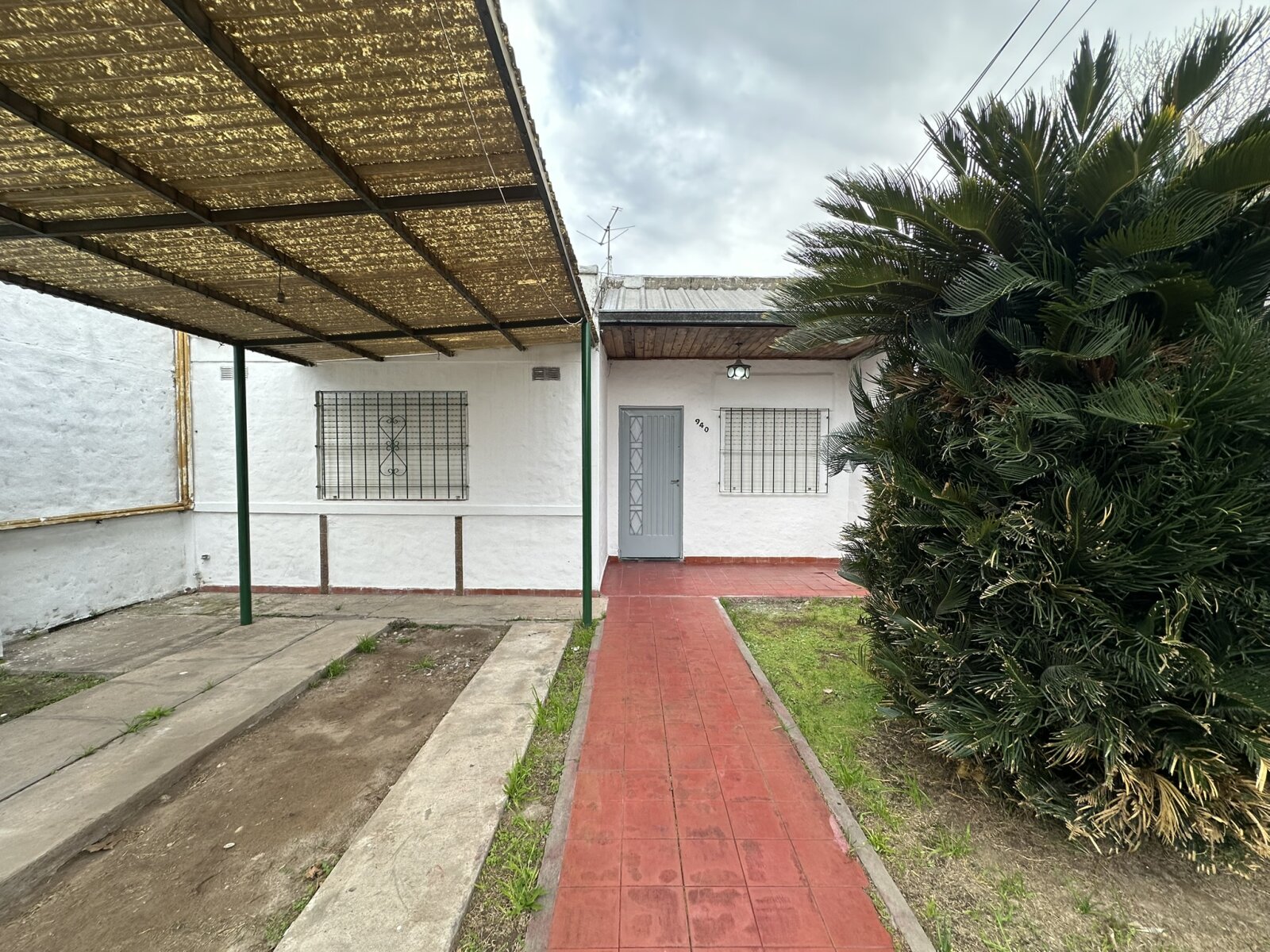 CASA AL FRENTE CON COCHERA Y JARDÍN