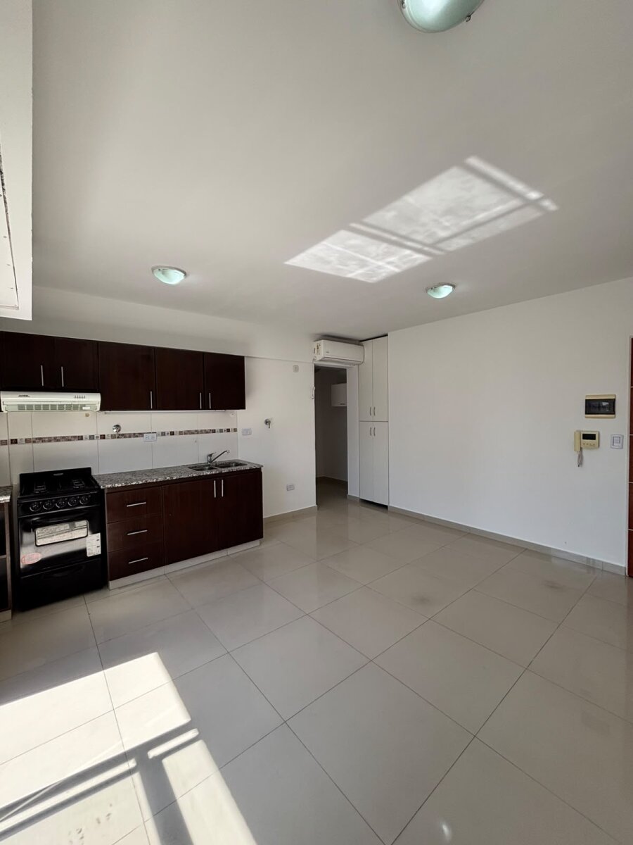 Departamento 2 ambientes con balcón en alquiler - 2