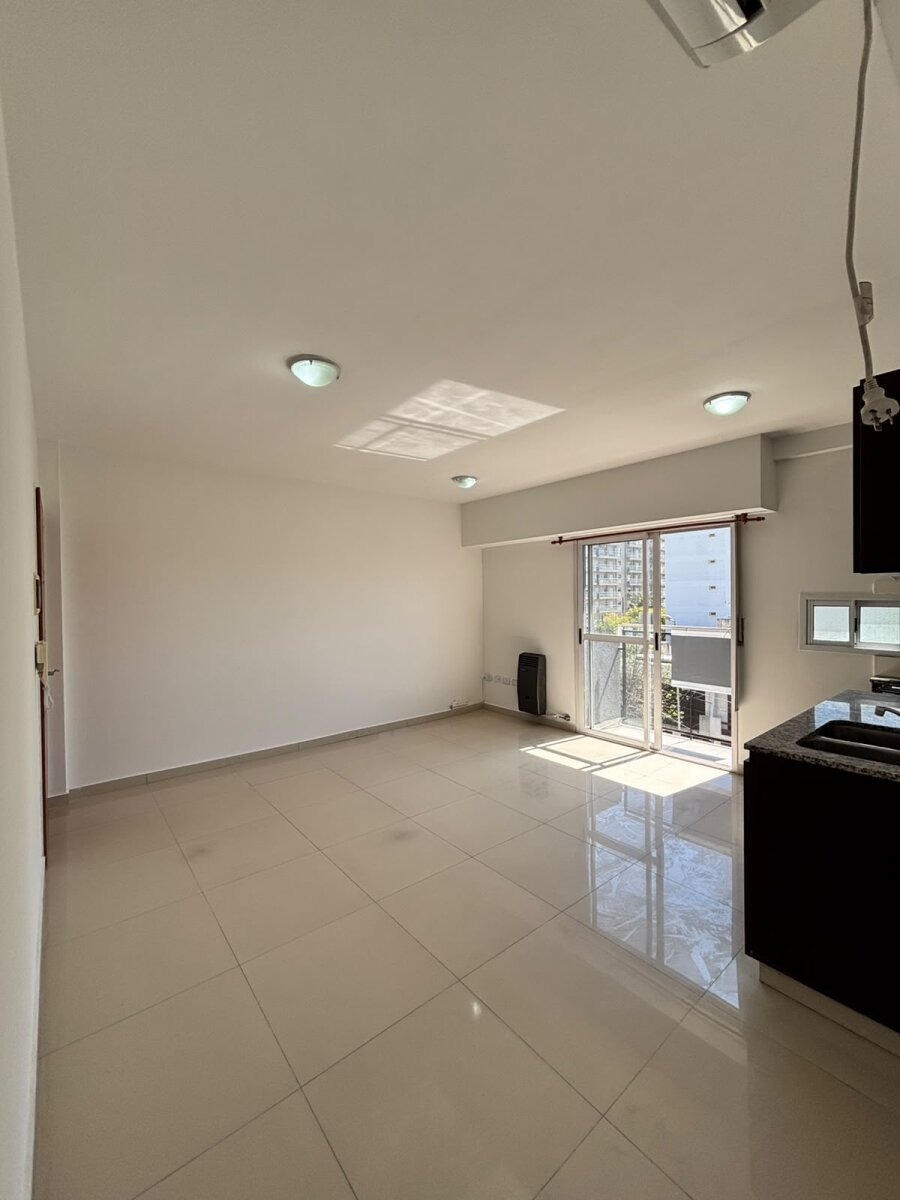 Departamento 2 ambientes con balcón en alquiler - 3