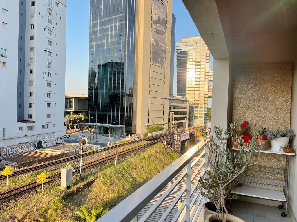 Monoambiente divisible de 47 m2 con balcón y cochera fija descubierta. - 4