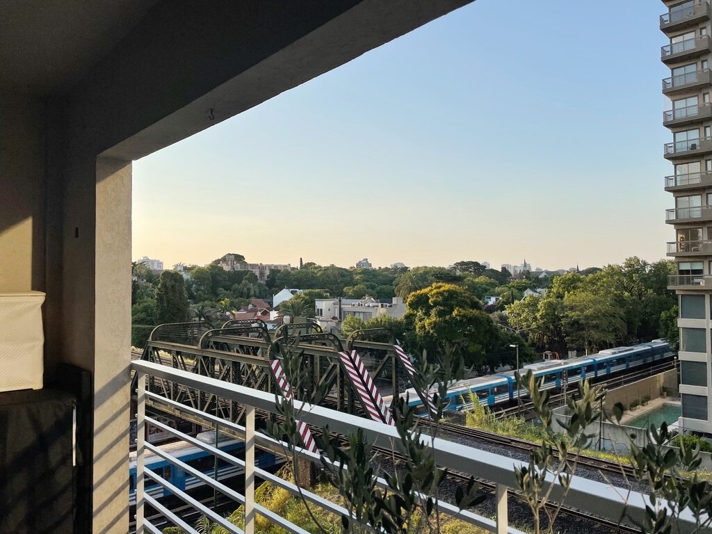 Monoambiente divisible de 47 m2 con balcón y cochera fija descubierta. - 3