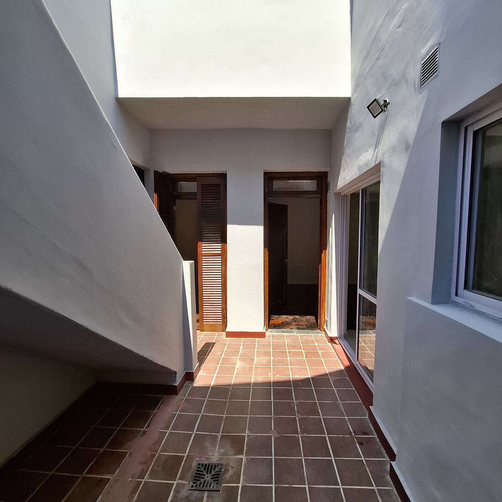 Impecable Departamento de pasillo de 3 dormitorios - 23