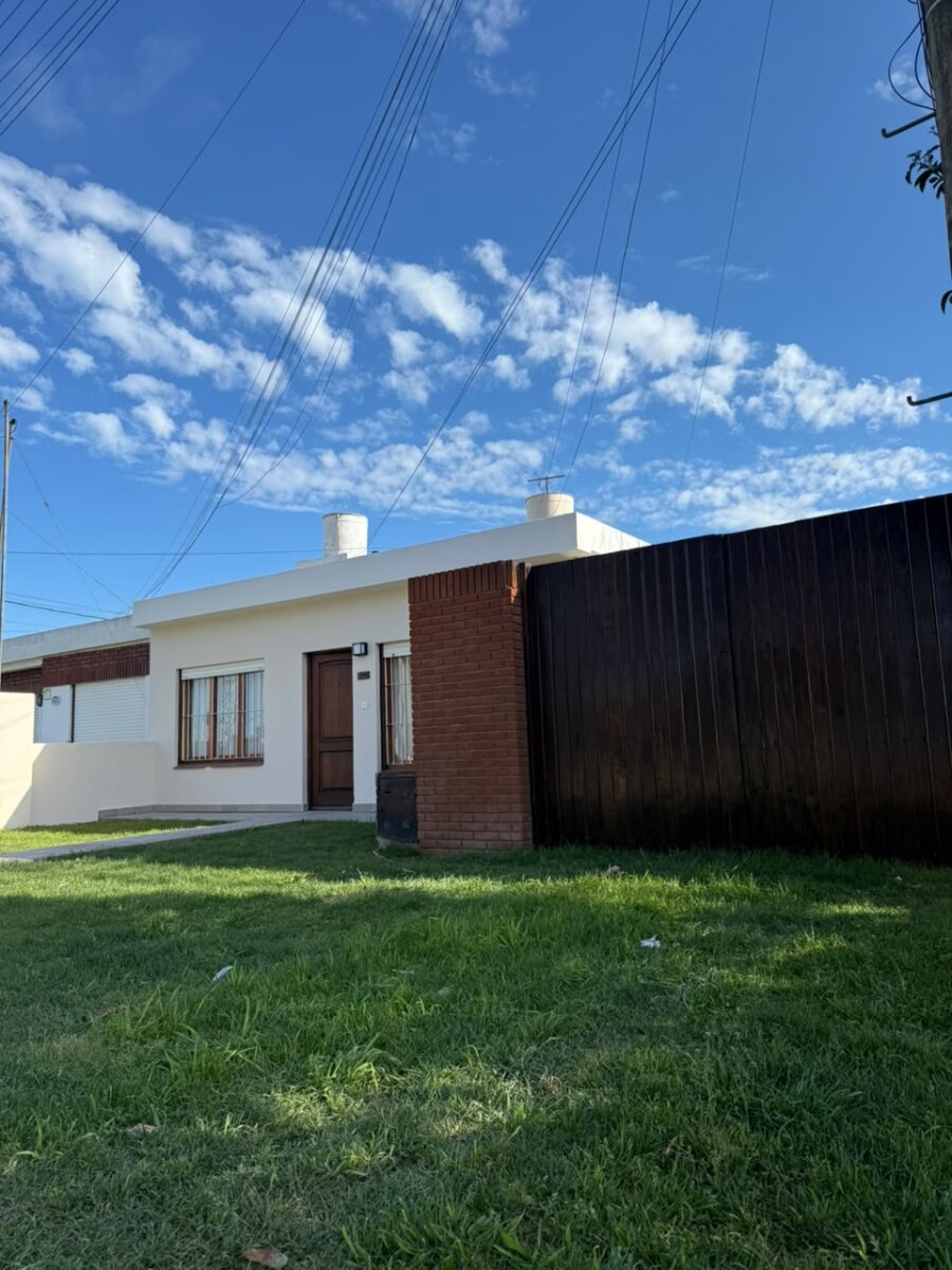 Casa 3 Ambientes con Jardin, Barrio el Gaucho
